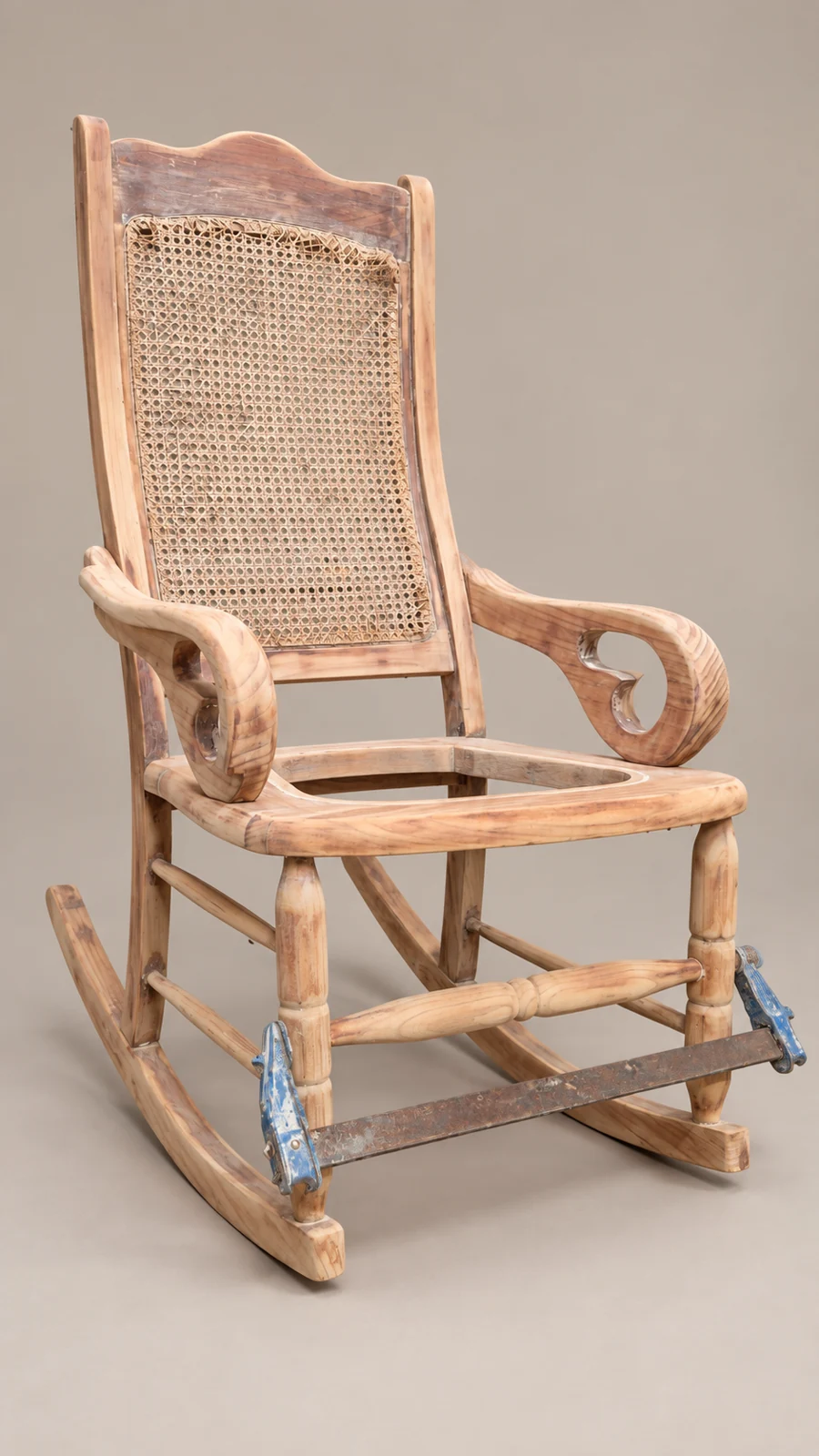 Antes: mecedora en madera durante su restauración en el taller